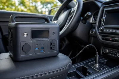 アンカーのポータブル電源はシガーソケットで充電できる？