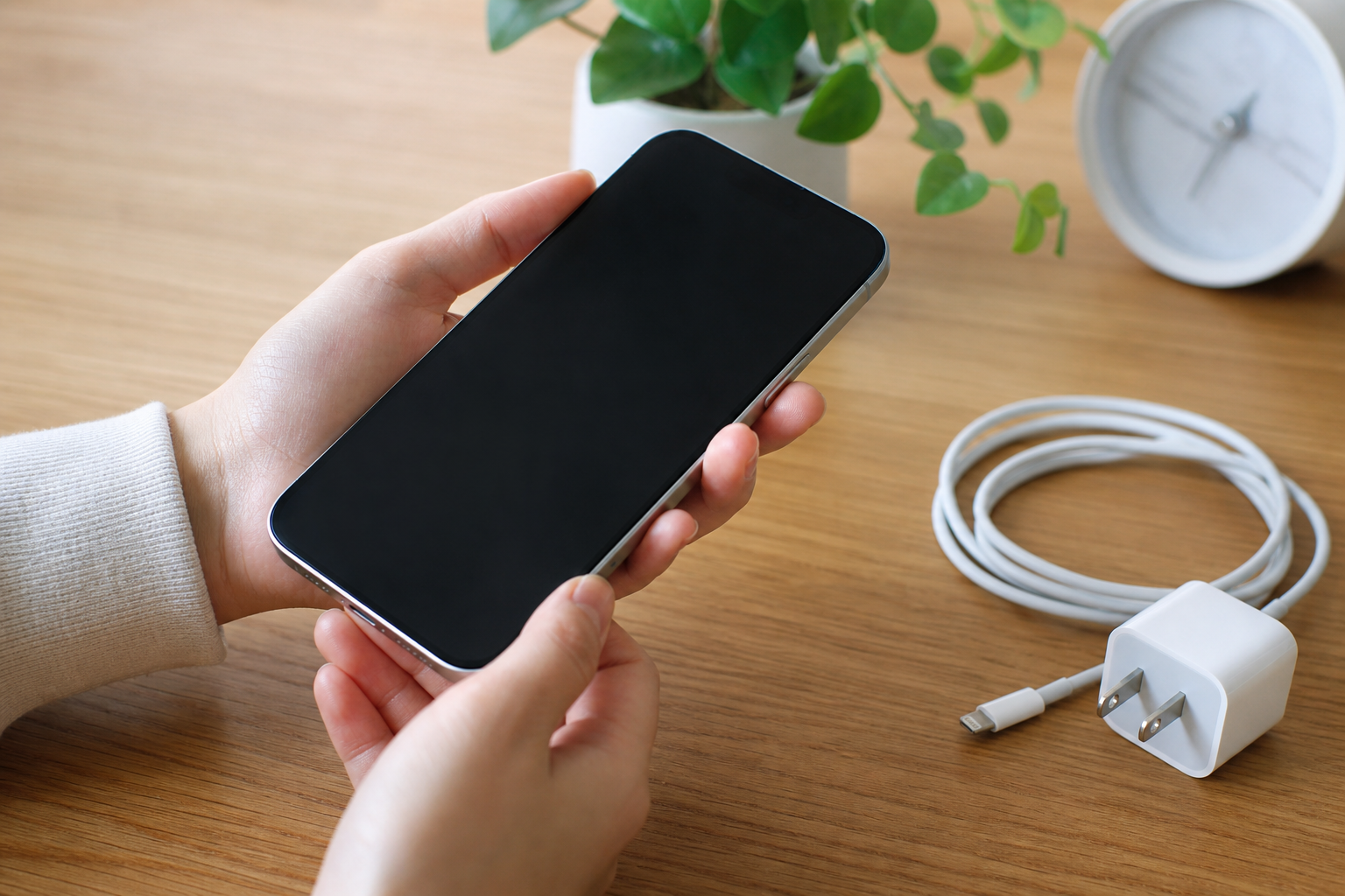 スマホの電源が落ちてつかない主な原因と対処法