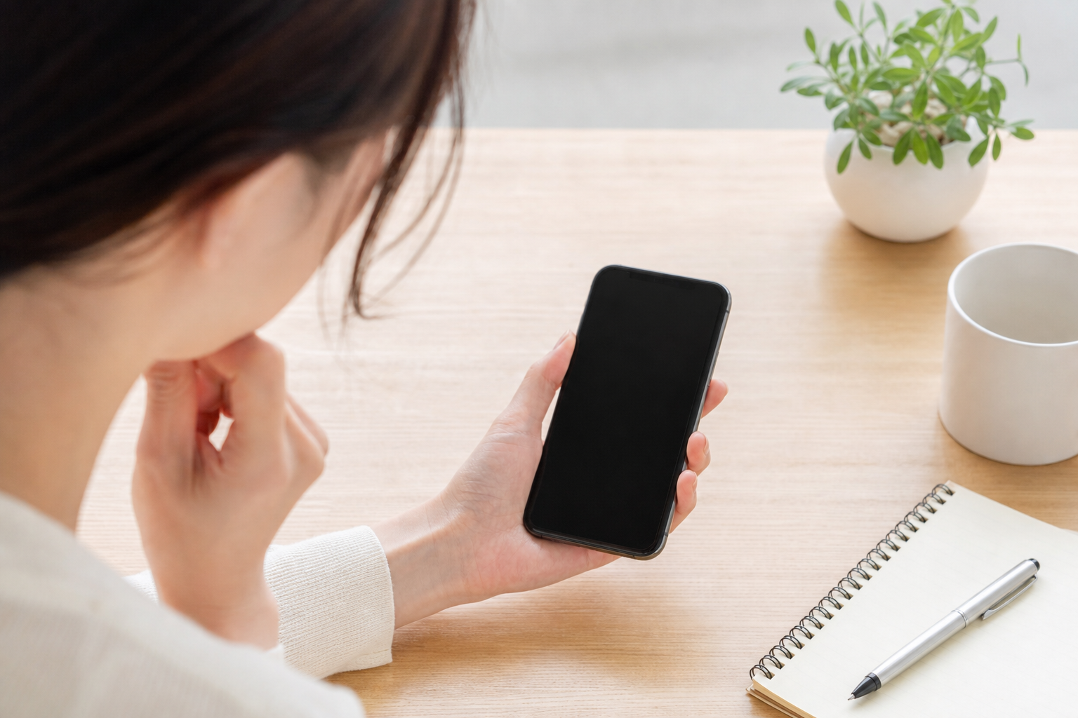 なぜスマホの電源は突然落ちてつかなくなるの？